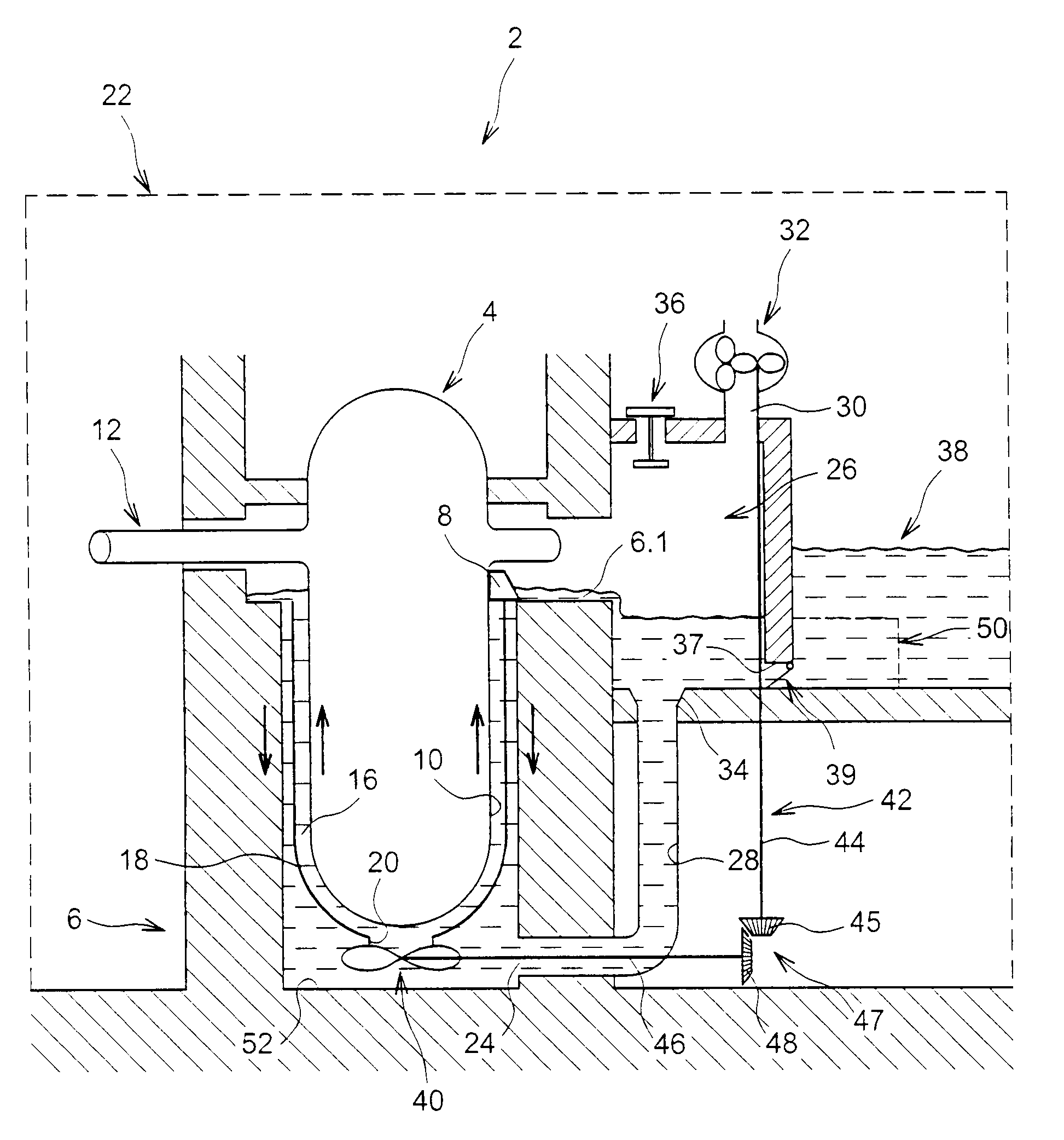 Nuclear reactor with improved cooling in an accident situation