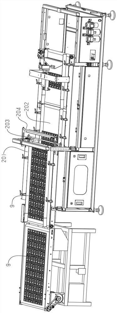 Continuous-packaging packaging bag folding mechanism and folding method