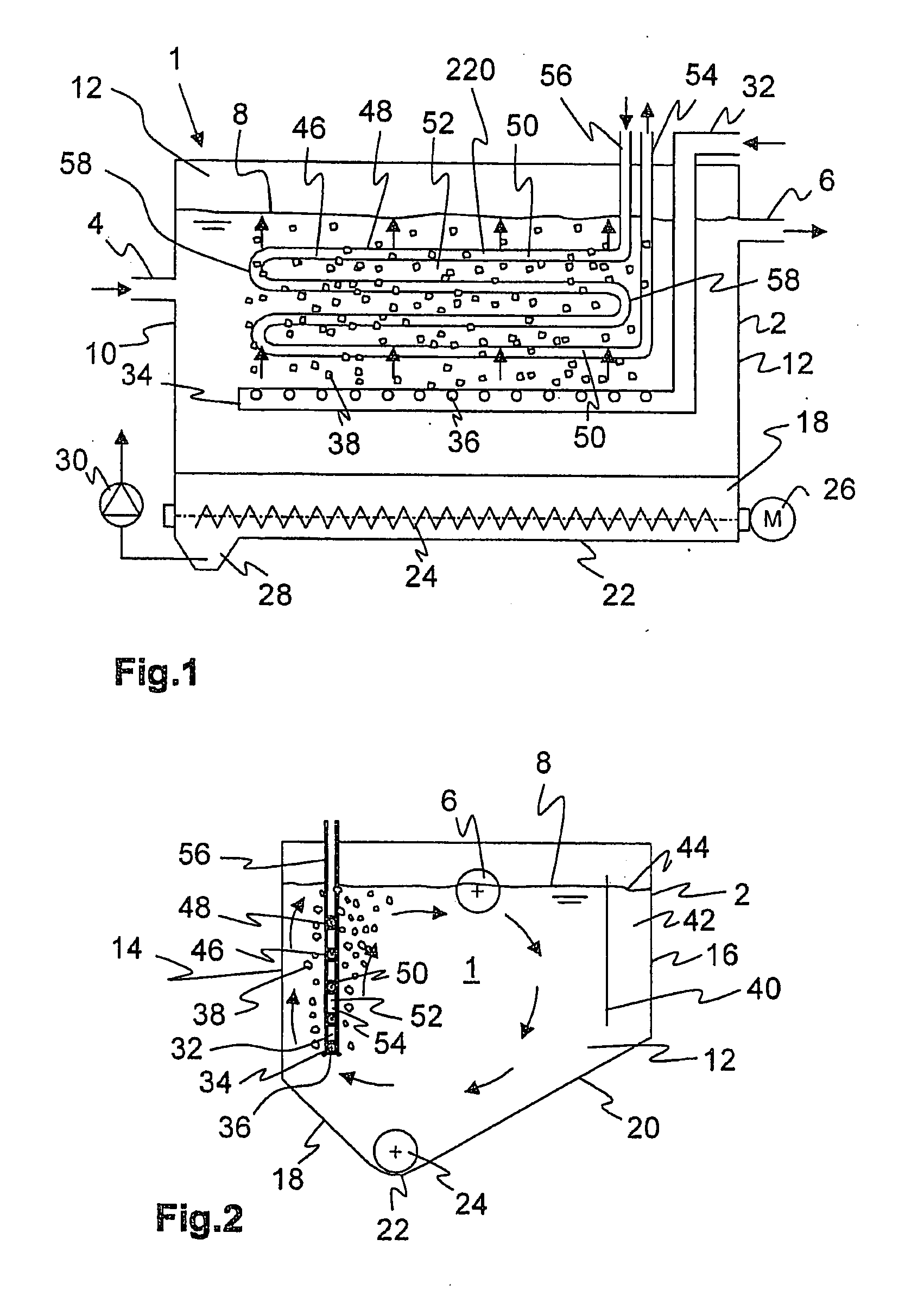 Method and device for transmitting heat between waste water located in a tank and a fluid