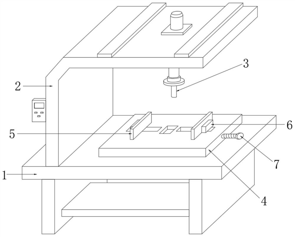Clamping device with compensation function for flexible plastic lamp punching equipment