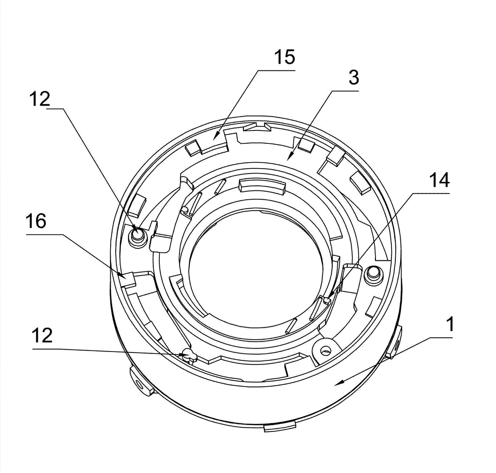 Blade opening and closing device