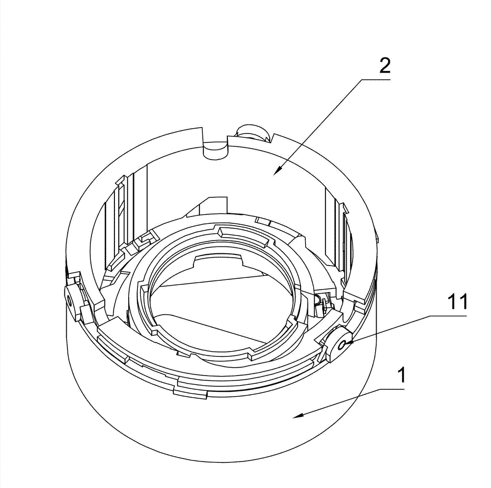 Blade opening and closing device