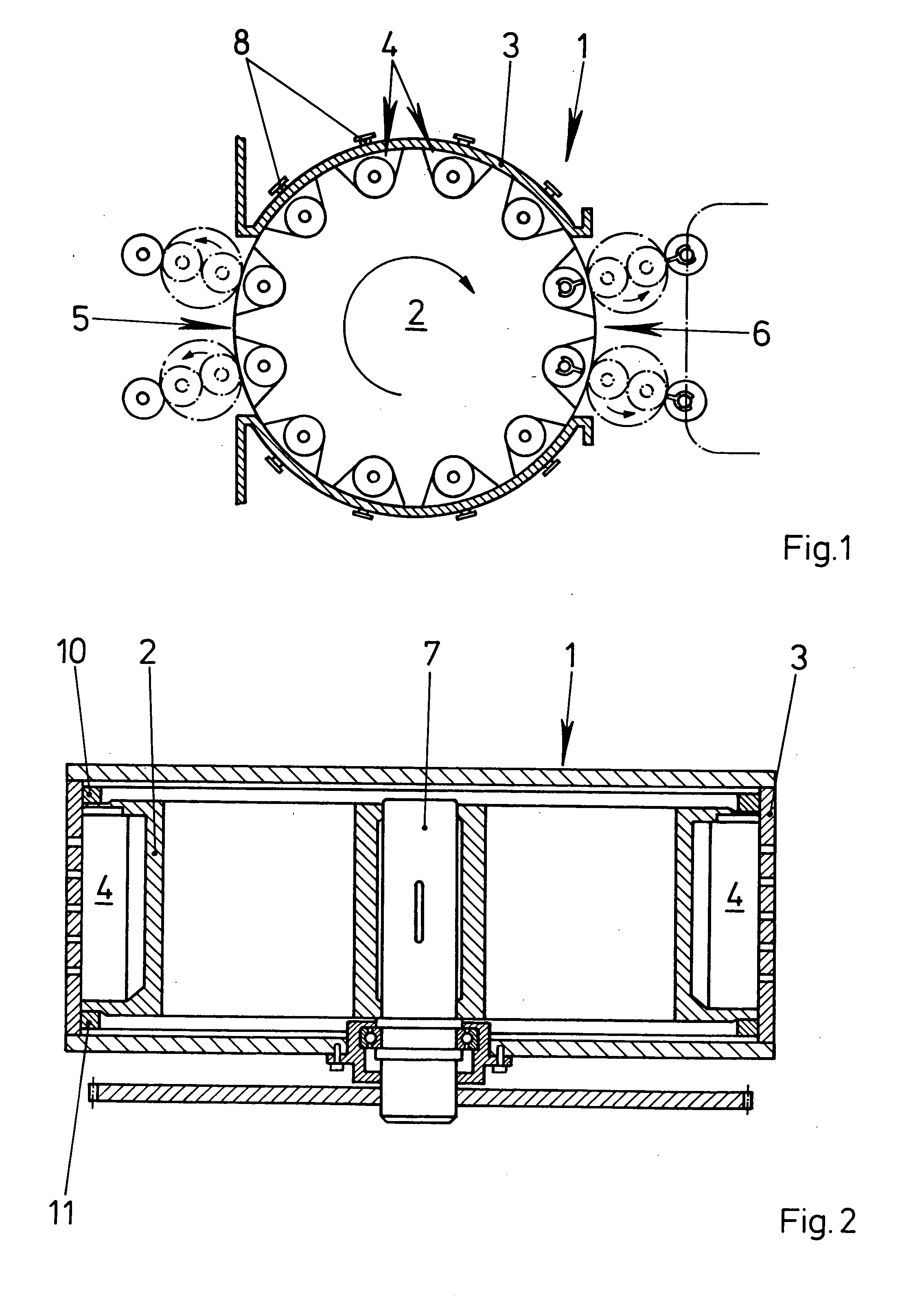 Device for coating hollow bodies, in particular plastic bottles, that has a high vaccum region and sluice