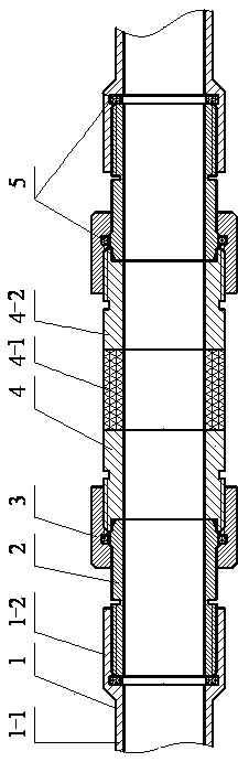 A device for coupling a hard steel pipe and a viscoelastic pipeline to transmit liquid
