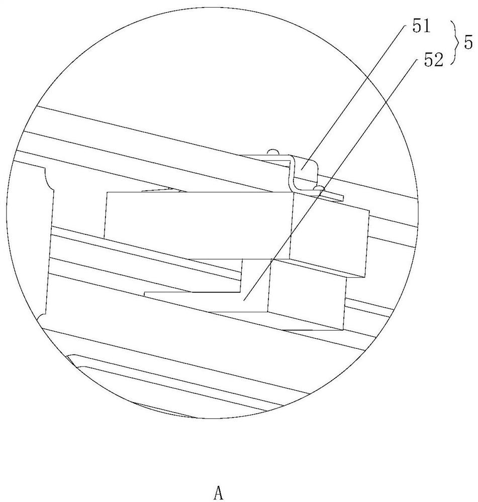 A segmented hank device and production method of long-segment dyed yarn