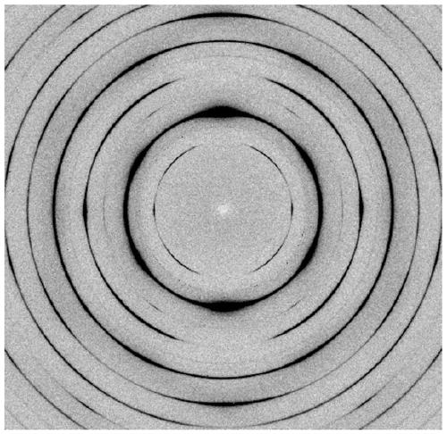 A metal nanomaterial with high strength linear elasticity in a wide temperature range and its preparation method and application