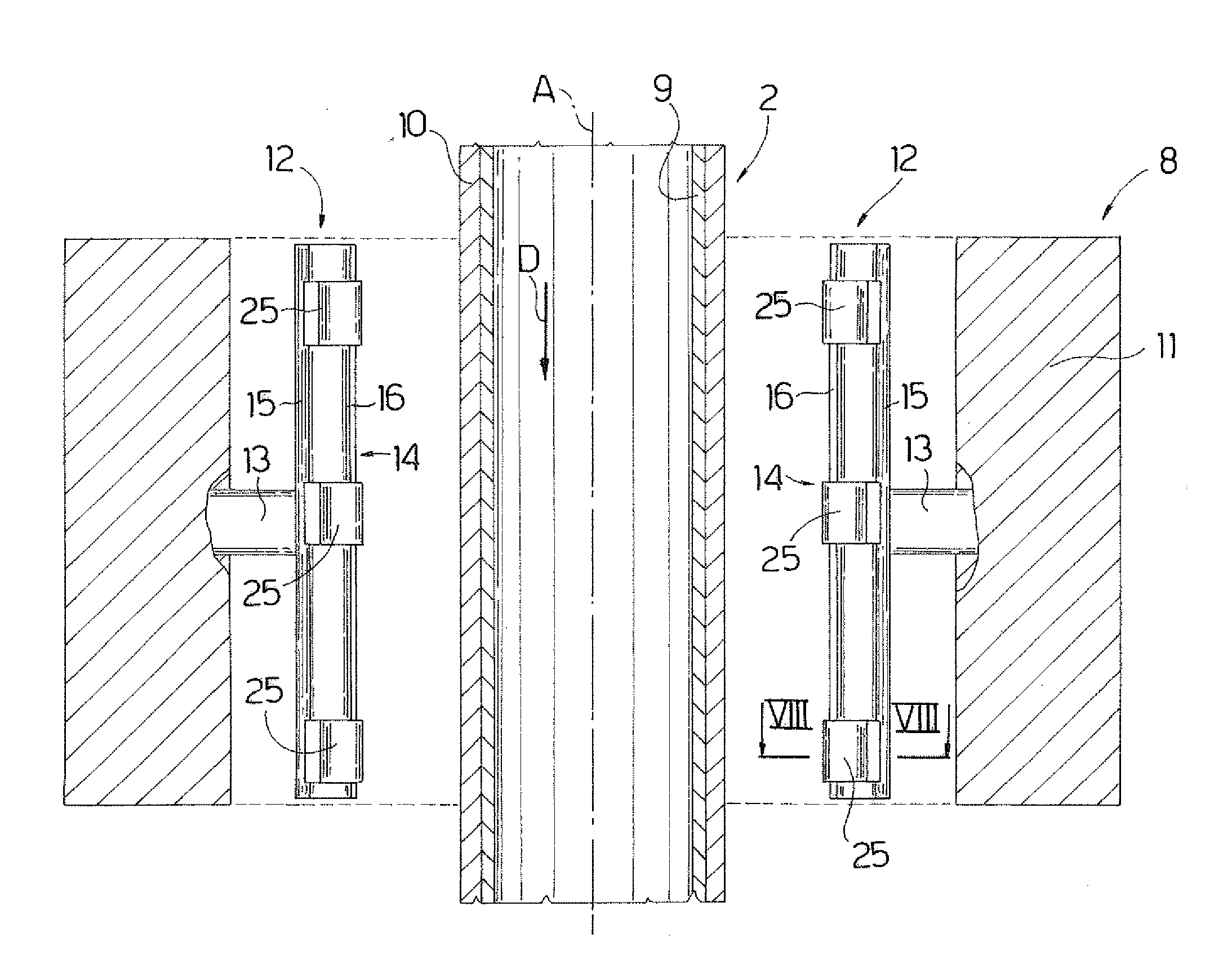 Gripping device for gripping underwater pipelines at the laying stage, and relative auxiliary gripping tool