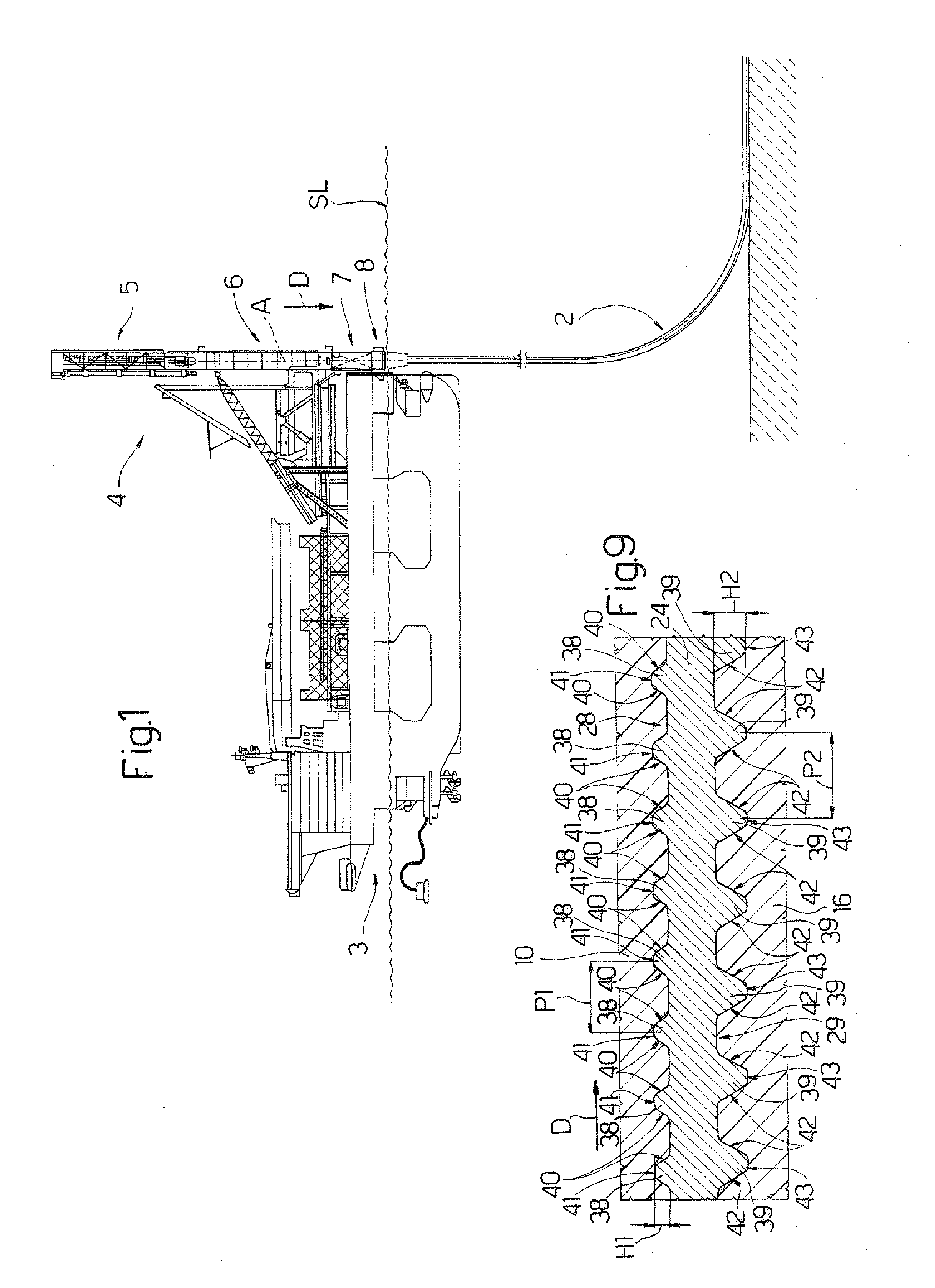 Gripping device for gripping underwater pipelines at the laying stage, and relative auxiliary gripping tool