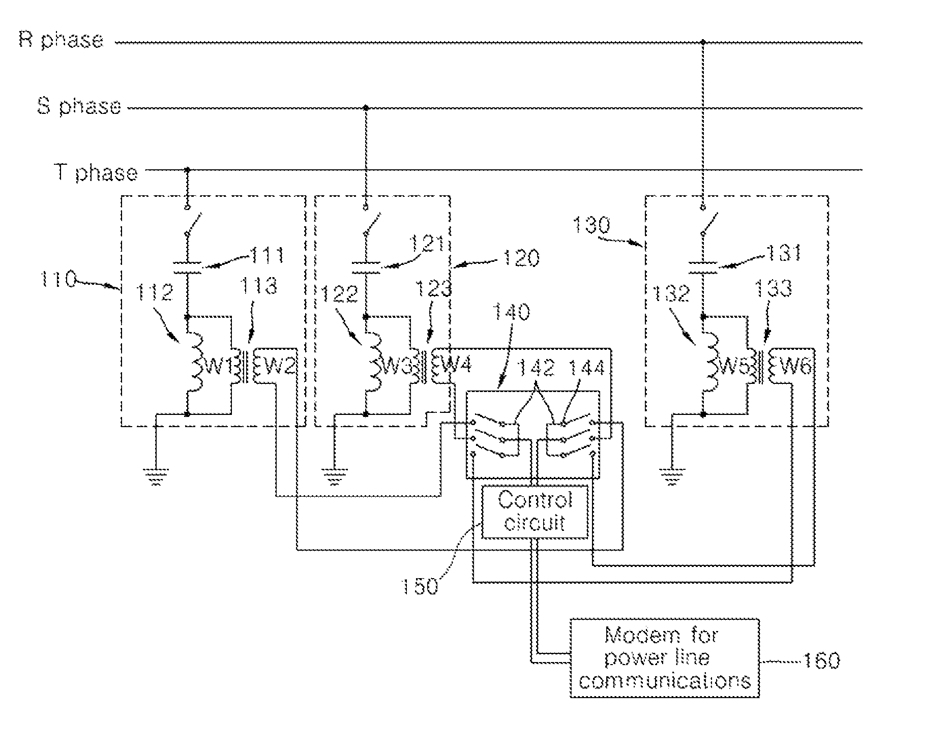 Signal coupling apparatus for power line communications using a three-phase four-wire power line