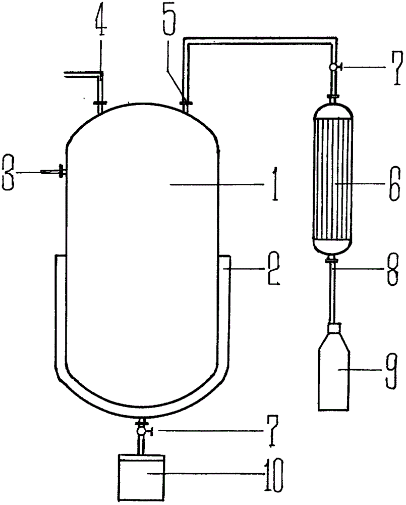 Method for extracting mugwort essential oil with different volatility at different temperatures through segmented distillation refining