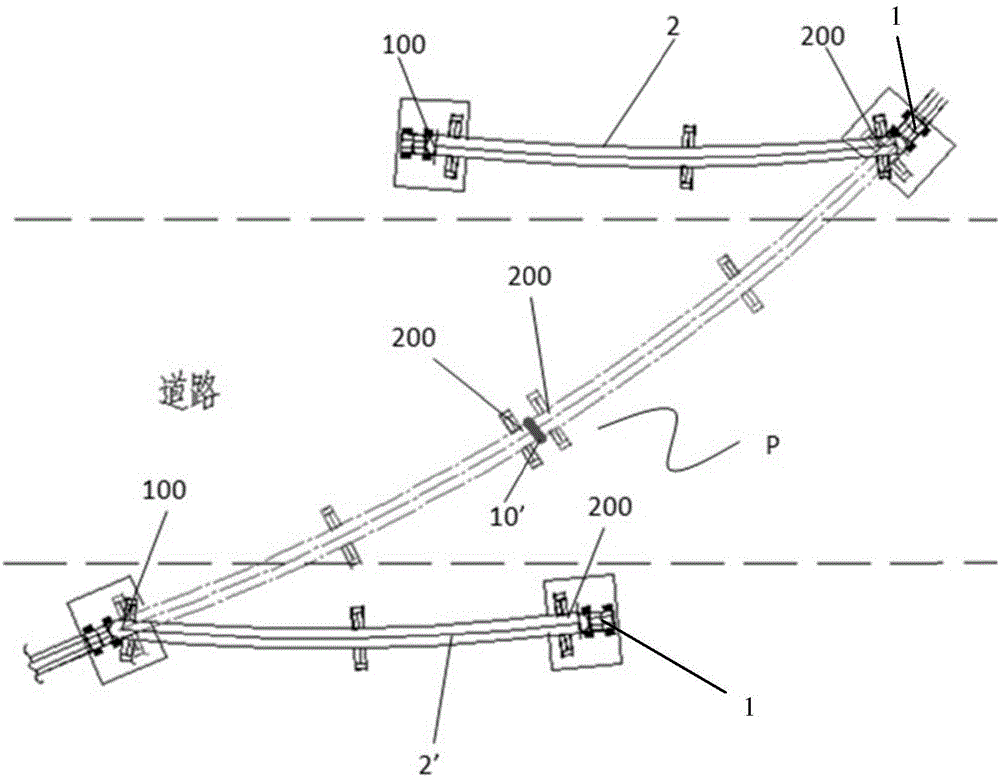 Straddle-type movable-butting track beam and use method thereof