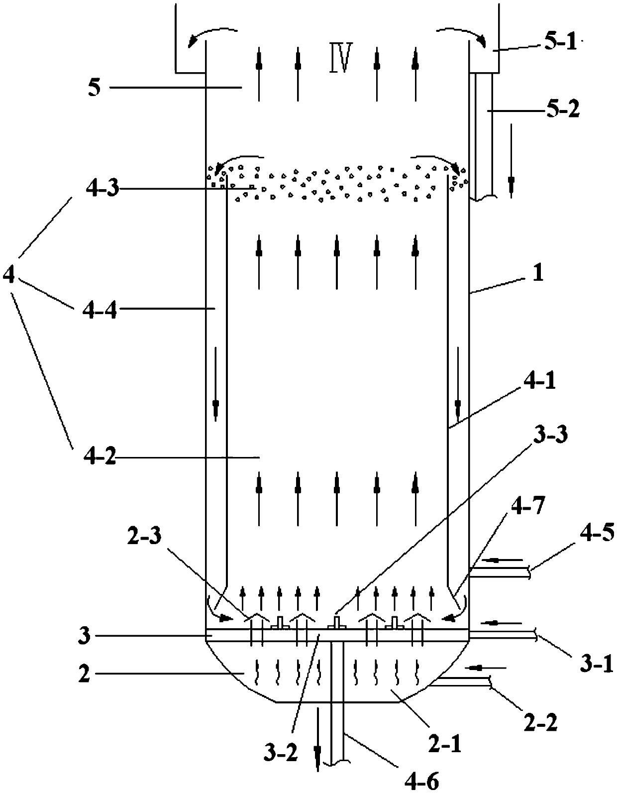 Fluidized bed water treatment device realizing chemical crystallization circulating granulation