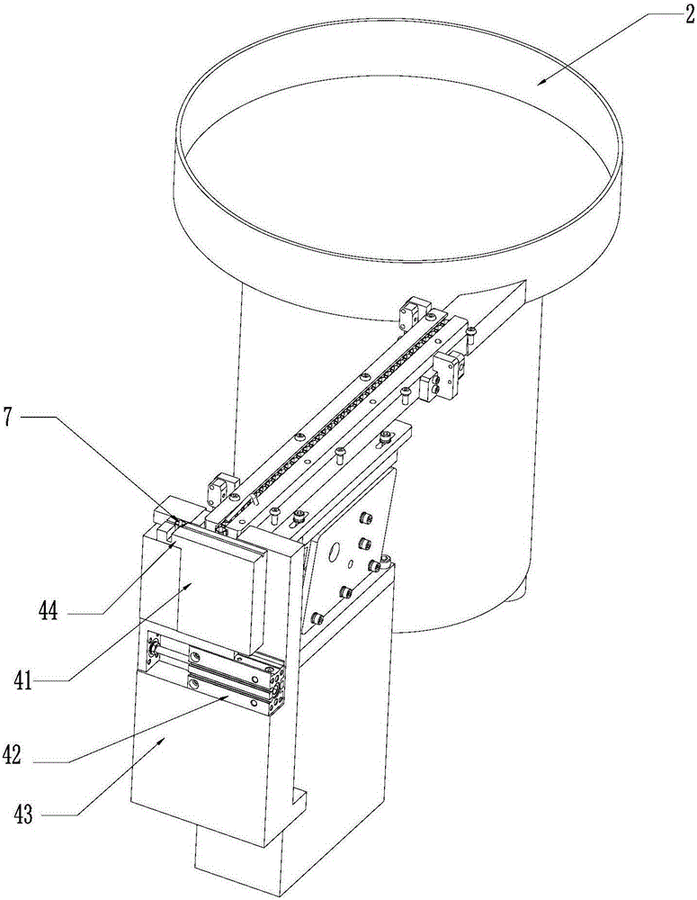 Gap removing device for assembling workpieces by inserting