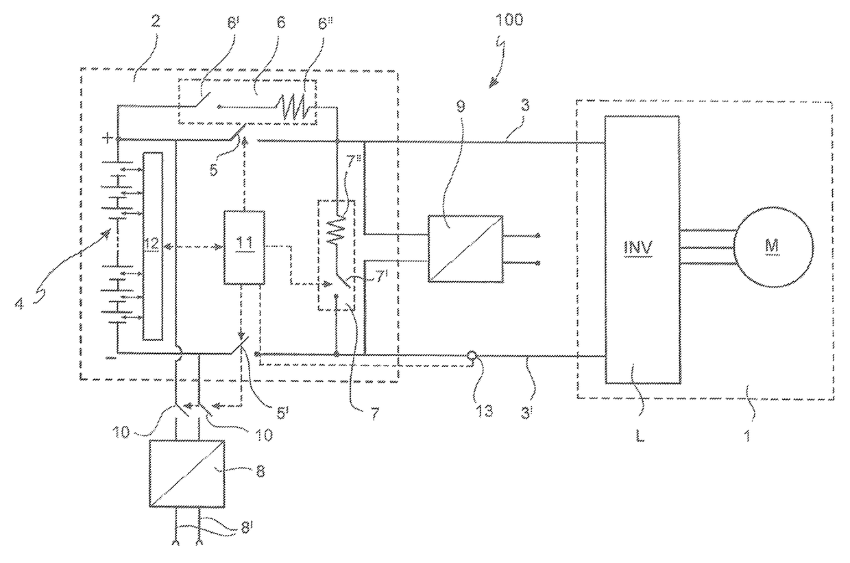 Electronic device for controlling the electric charge of a load electrically supplied by a battery pack and system for moving an electric or hybrid traction vehicle using the device