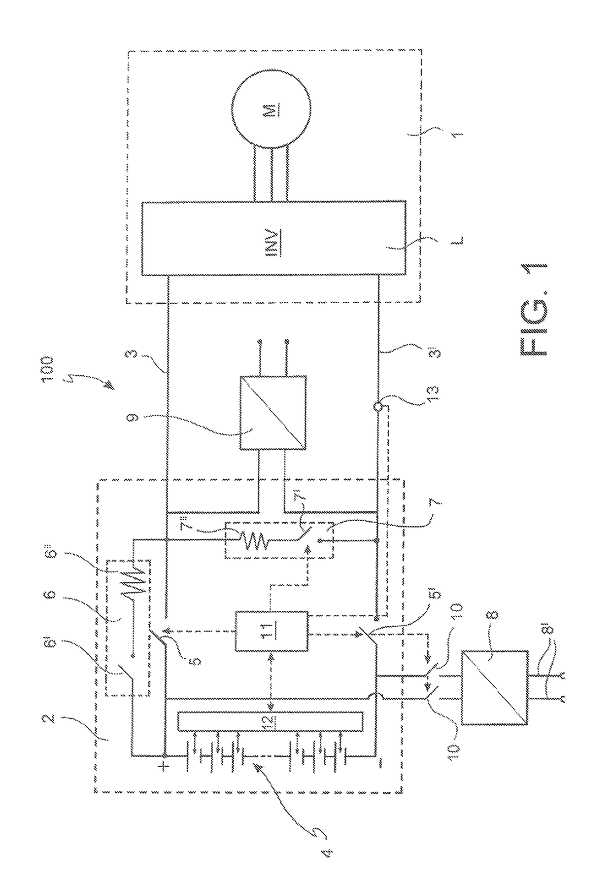 Electronic device for controlling the electric charge of a load electrically supplied by a battery pack and system for moving an electric or hybrid traction vehicle using the device