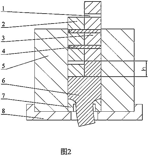 Device and method for staggered extrusion forming of curved components