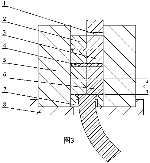 Device and method for staggered extrusion forming of curved components