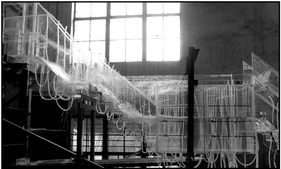 Ladder energy dissipation method and energy dissipator of pre-aeration pool aeration