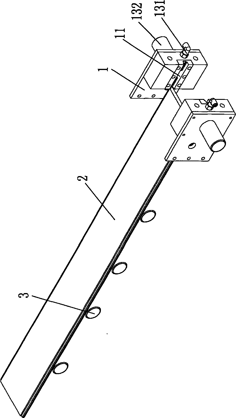 Automatic spraying device, spraying production equipment and automatic spraying method for floor side