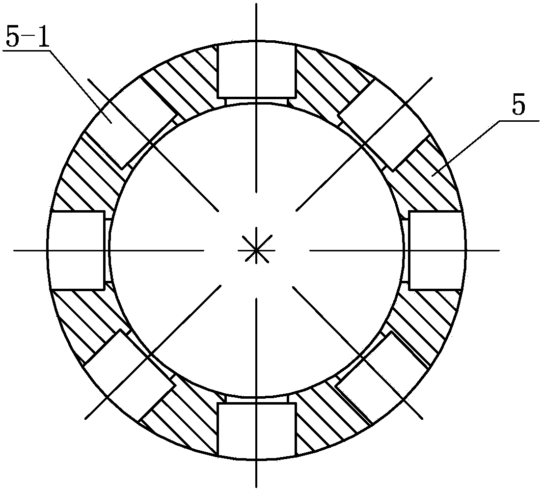Device and method for forming gear through rotary swaging in radial direction