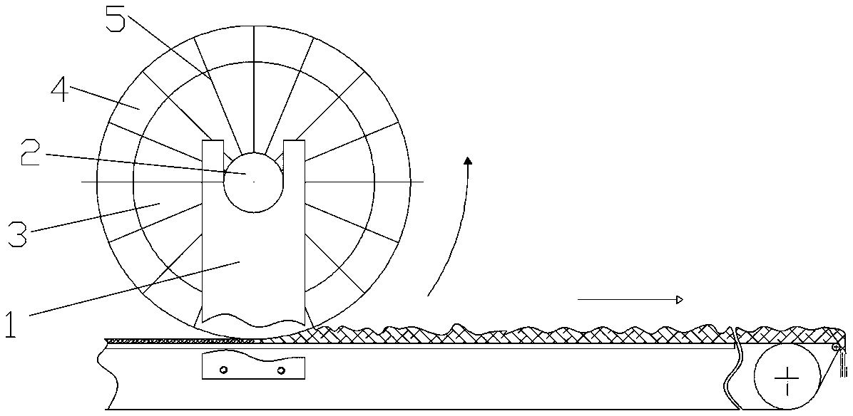 Device for improving dehydrating efficiency of vacuum belt dehydrator and mounting method