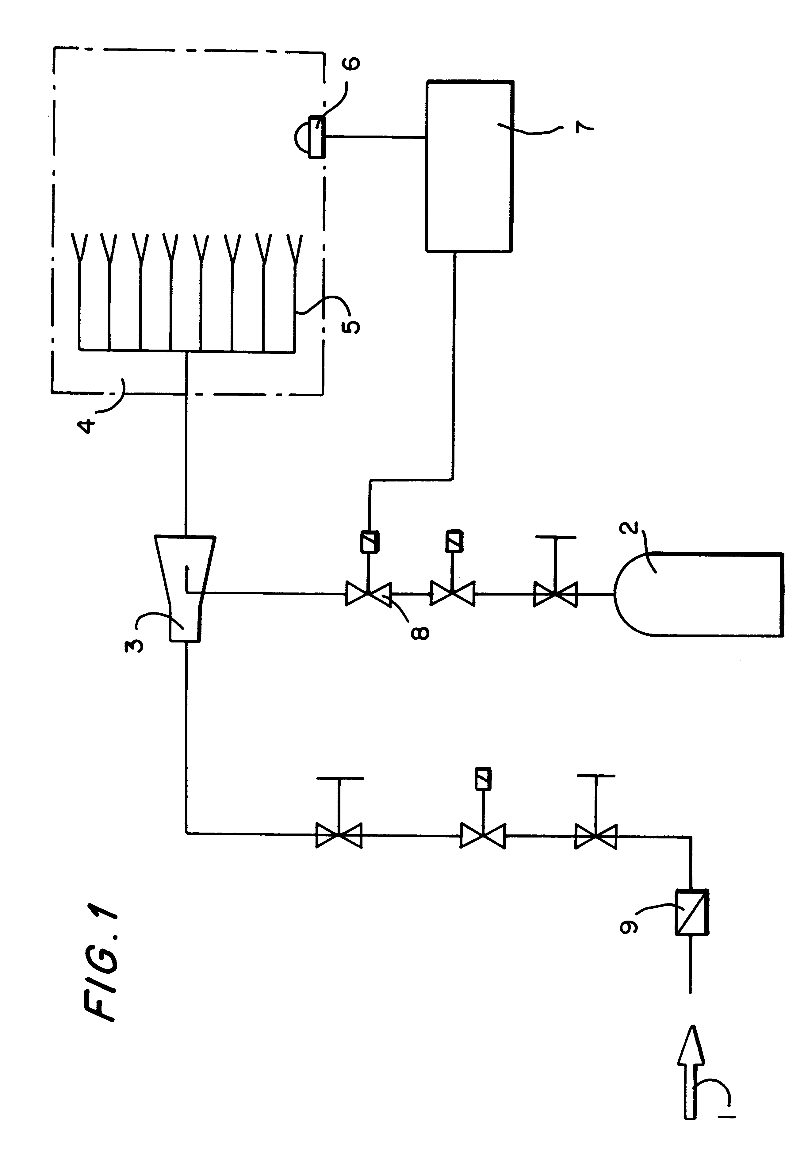 Process and device for atomizing liquid extinguishing agents in stationary extinguishing installations