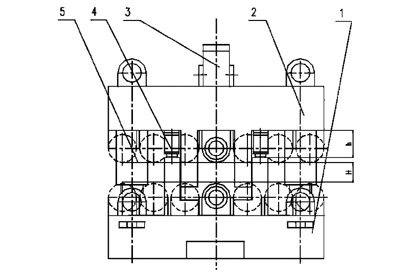 Method for automatically detecting and controlling segment roll gap by adopting balancing oil cylinder