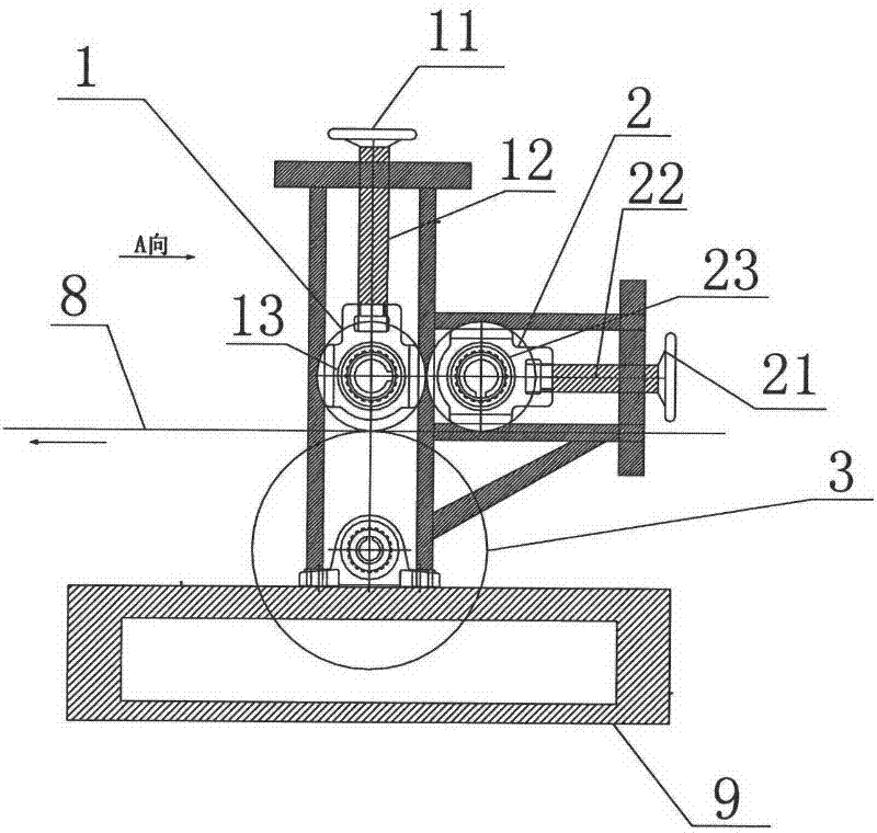 Device for coating oil on steel band in rolling manner