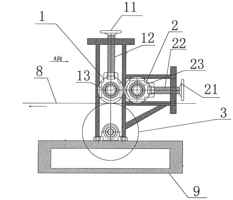 Device for coating oil on steel band in rolling manner