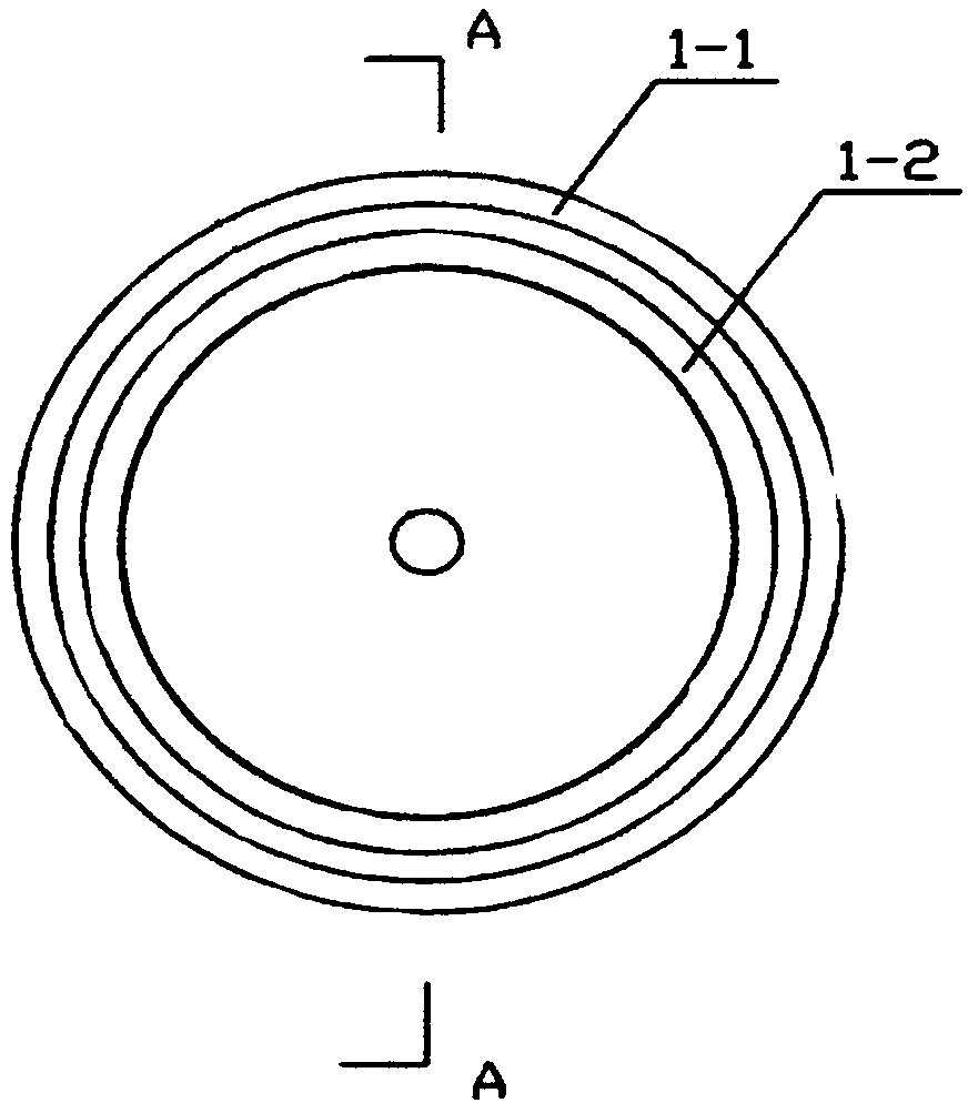 Method and device for measuring potential radon concentration of soil by using surface soil dynamics