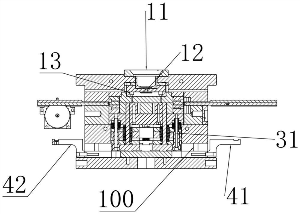 Forming injection mold and injection molding method thereof