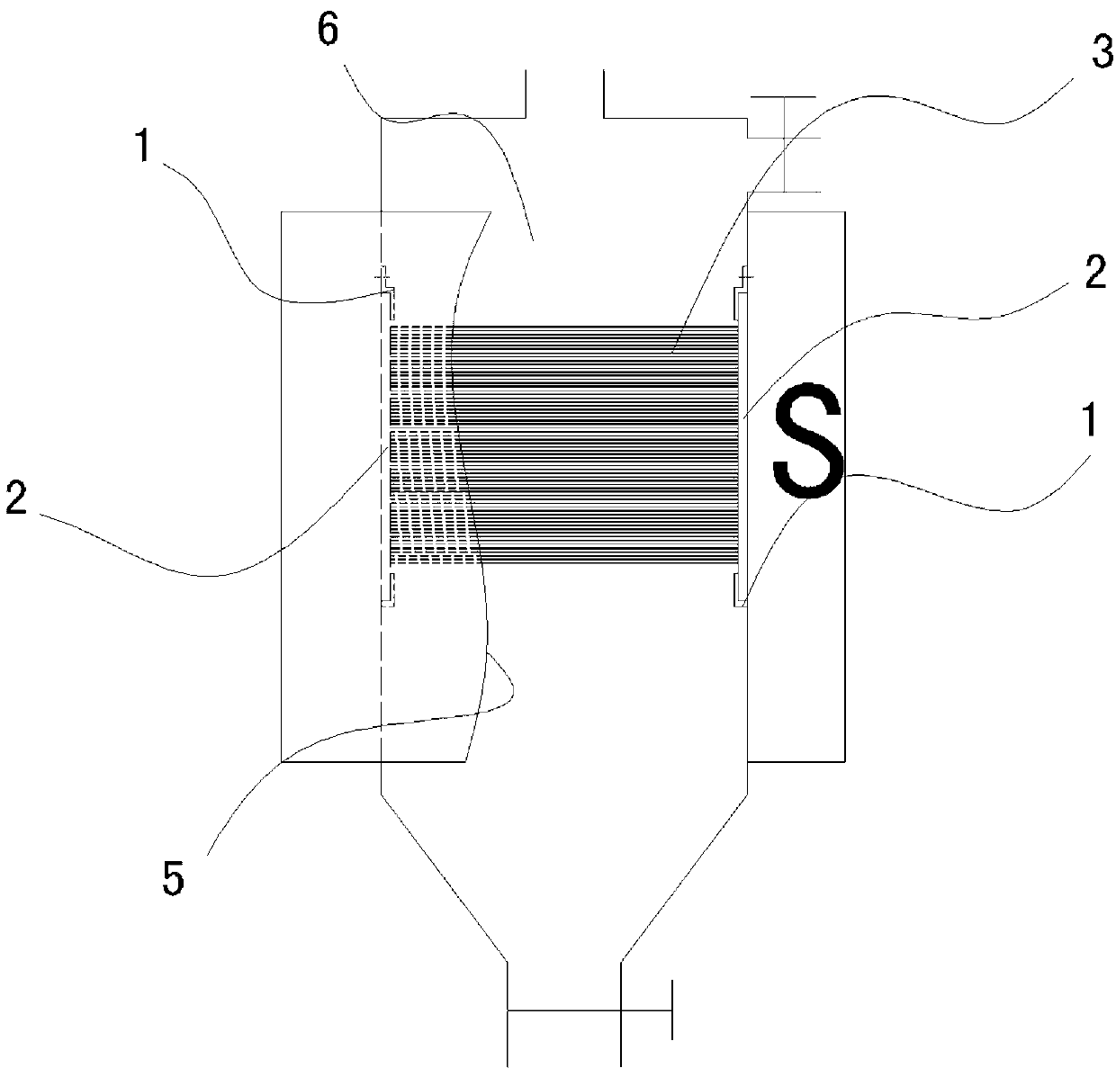 Soft magnetism medium assembly for fluid deironing device