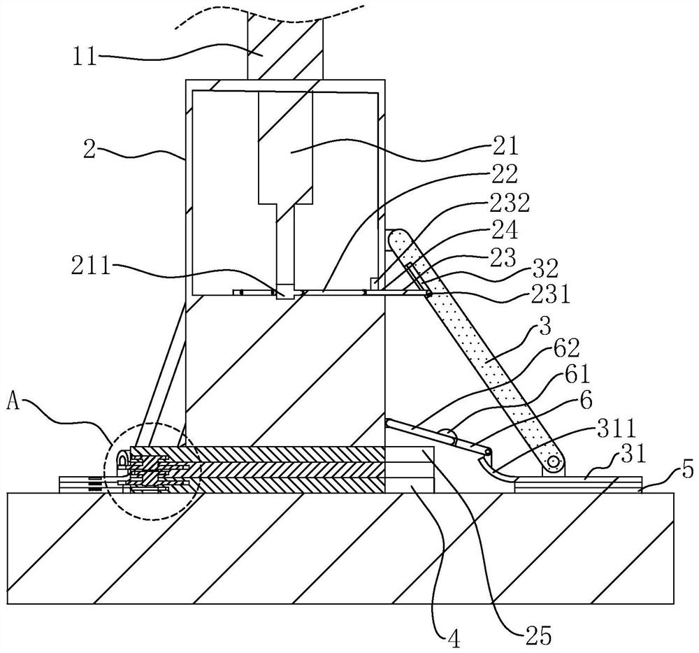 A self-stabilizing device and self-stabilizing method for a hoisting transport vehicle