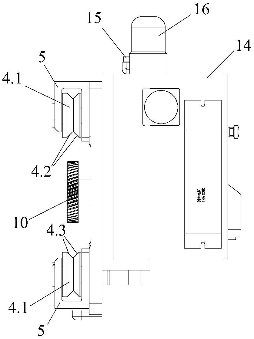 Vertical profile traction robot