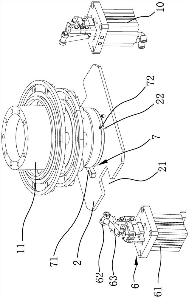 A conveying device for the production and manufacture of automobile wheel hubs