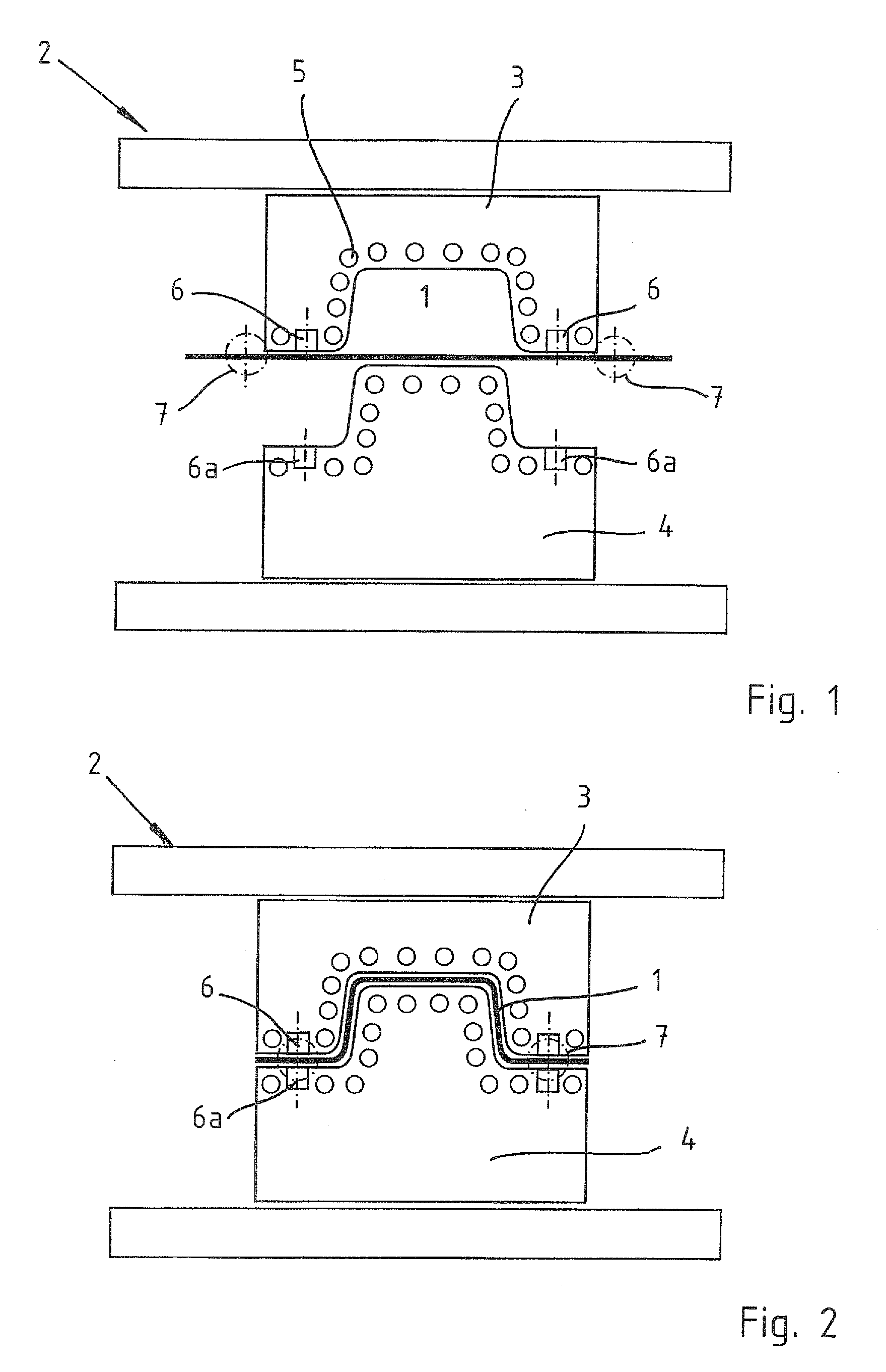 Method and device for press-hardening a metallic formed structure