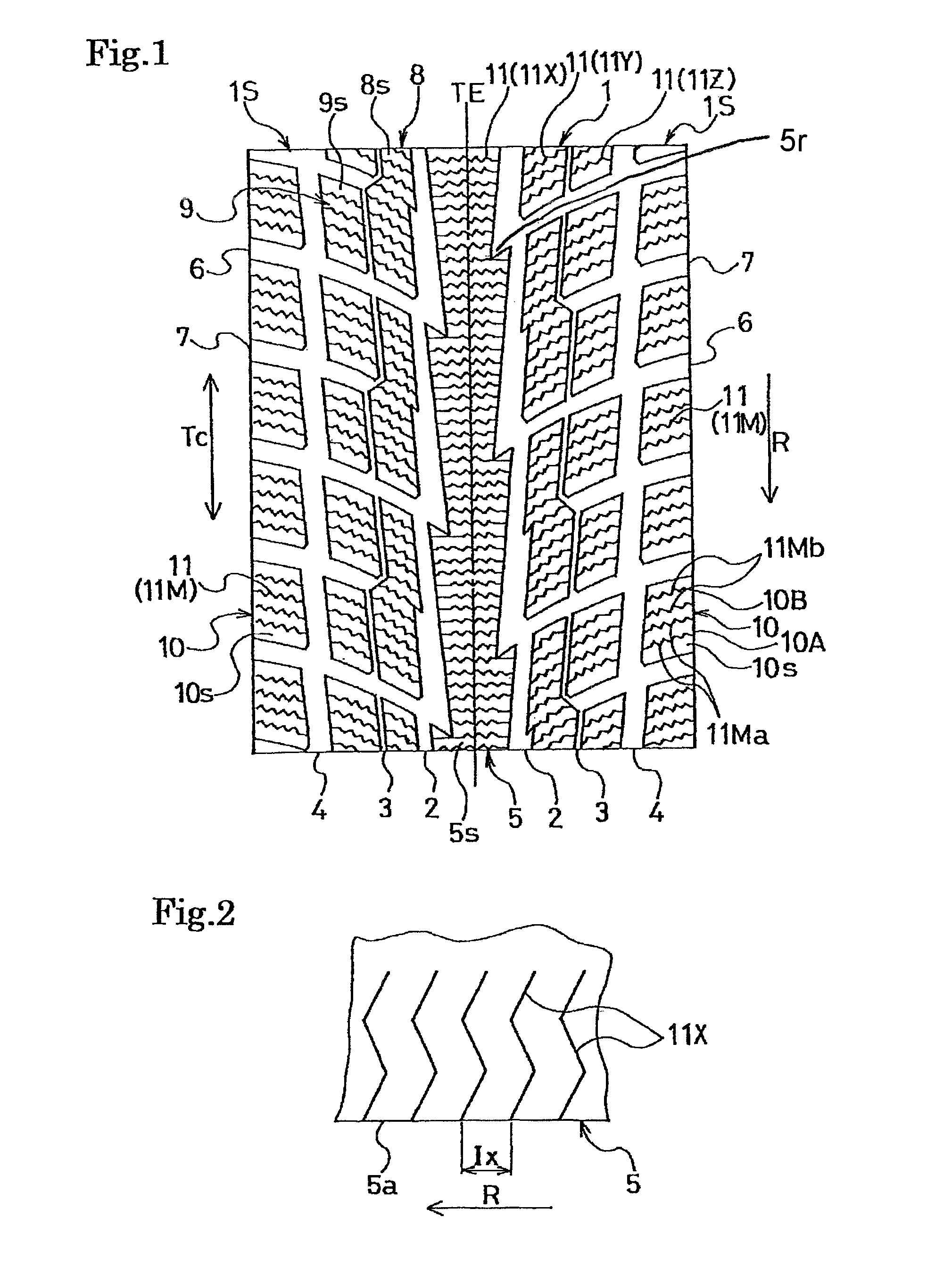 Pneumatic tire having tread provided with three-dimensionally shaped sipes