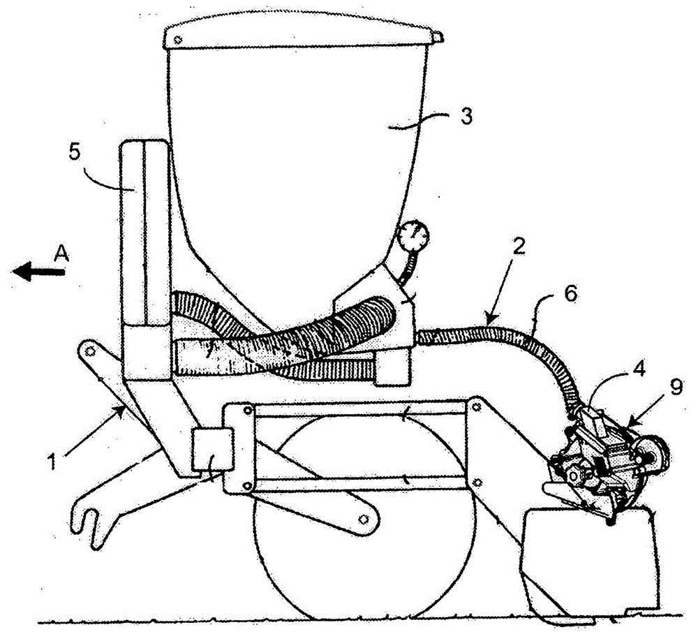 Distribution machine with a device for remotely supplying at least one auxiliary tank comprising an air exhaust device