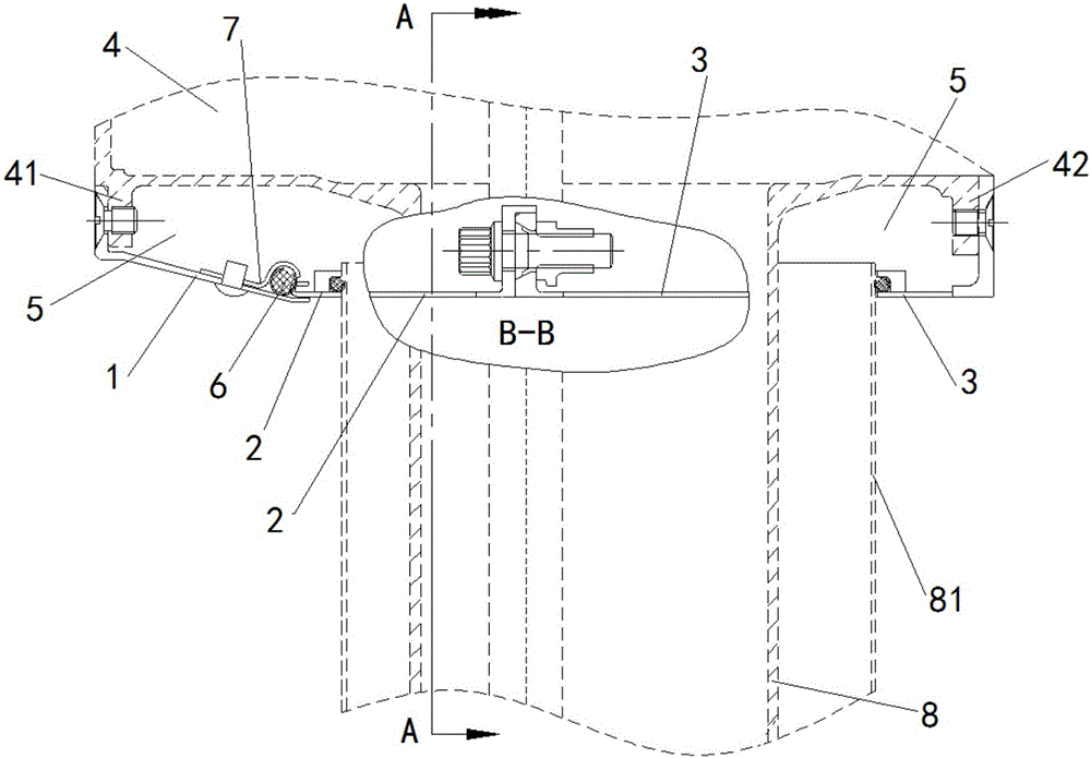 Turbine bearing case heat insulation flowing channel and engine with same