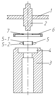 Linear cutting guide roller assembly capable of prolonging service life