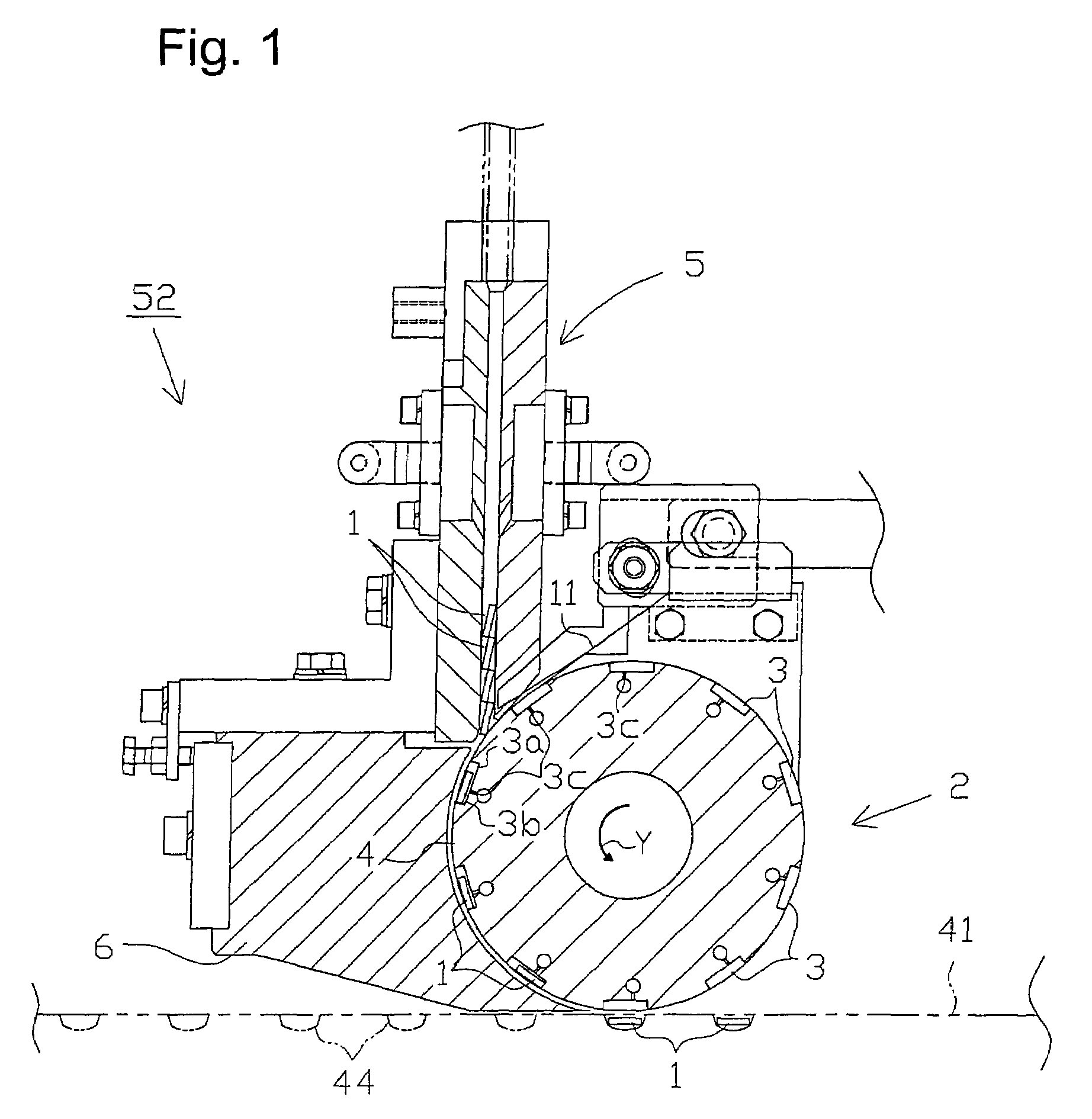 Tablet filling device and PTP packaging machine