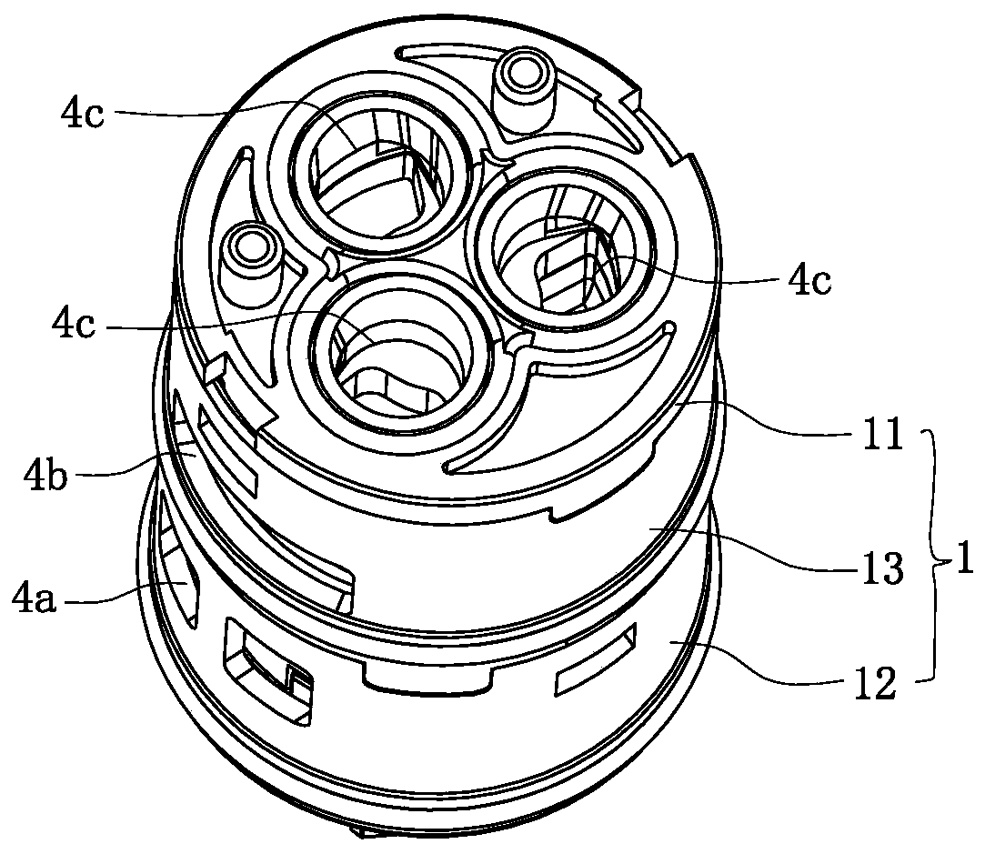 Faucet valve core with water mixing and distributing functions