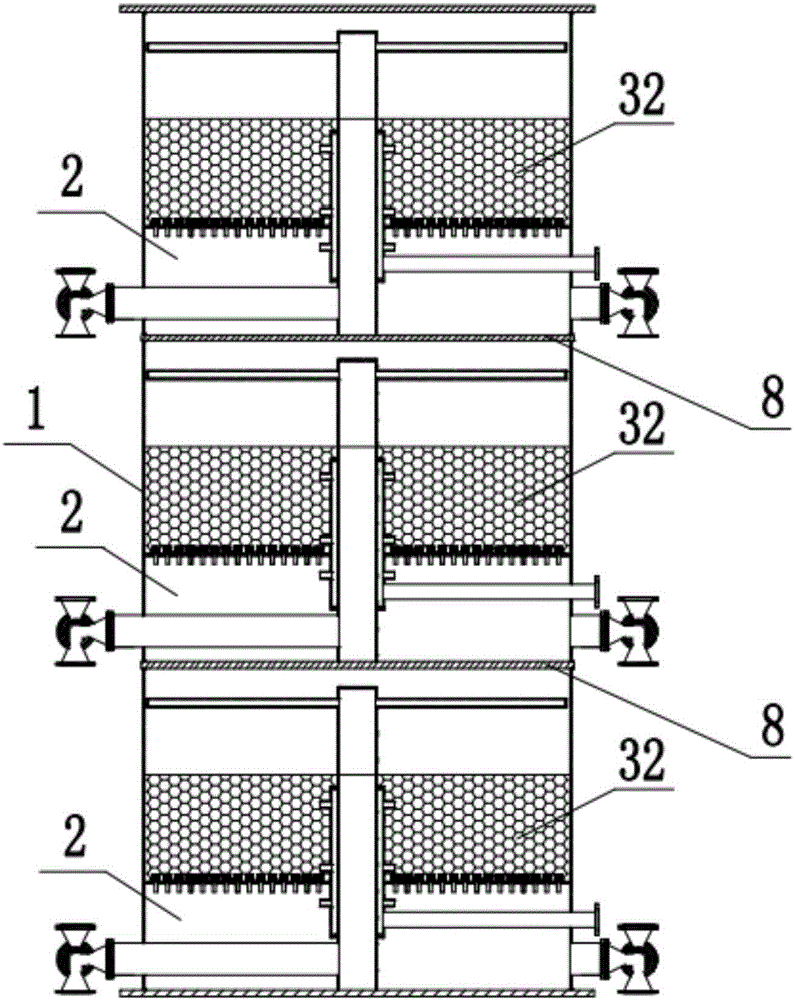 Efficient backwashing filtering device and multilayered filter provided with device