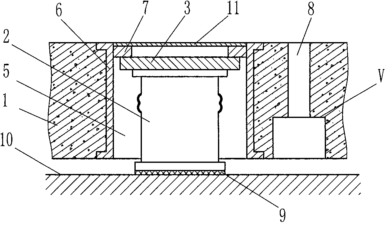Floating track bed, jacking device and jacking method thereof