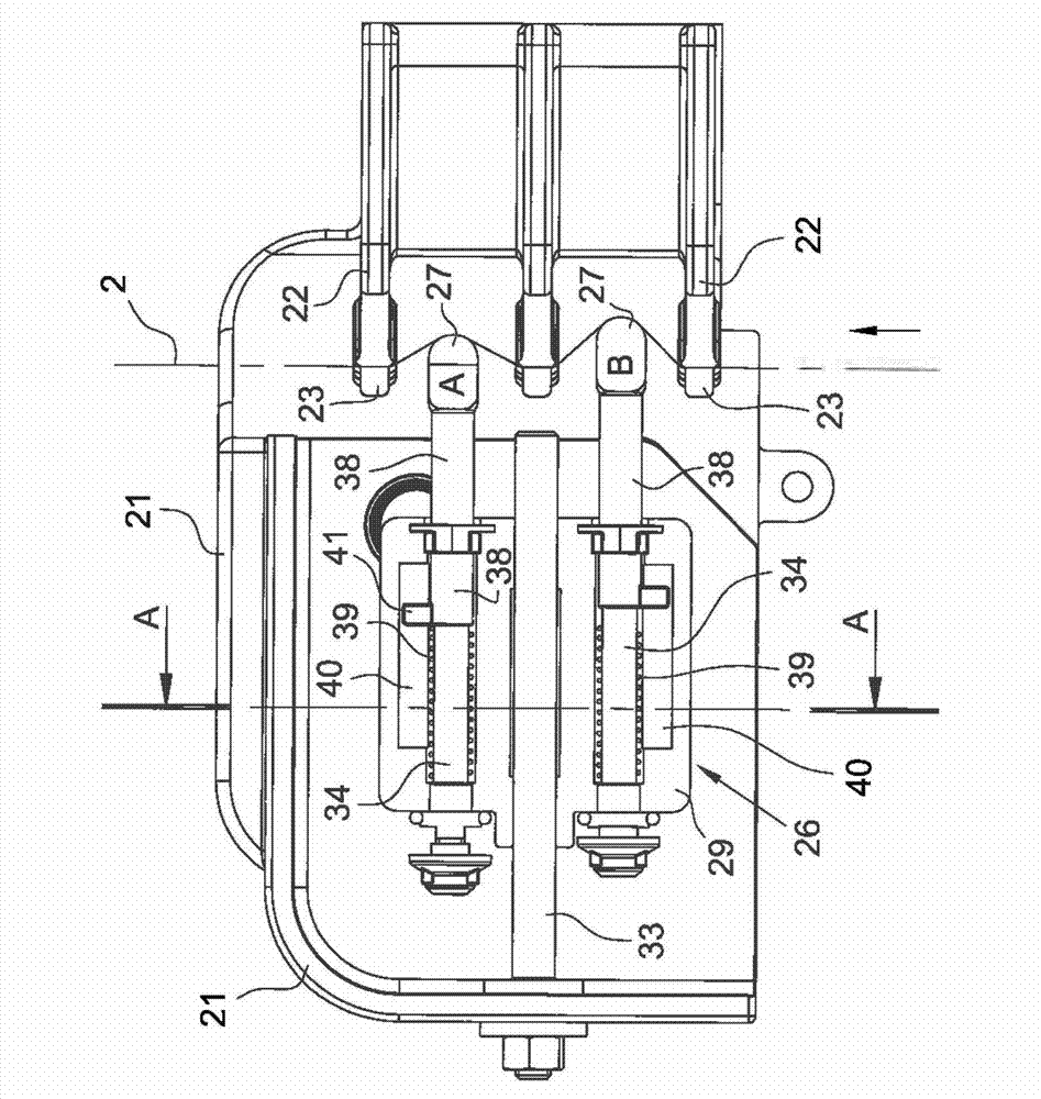 Self-adjusting thread tensioning device for winding yarns