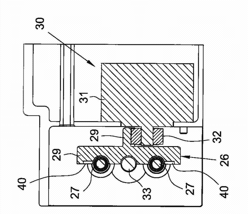 Self-adjusting thread tensioning device for winding yarns