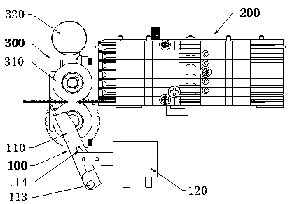 Aligning device suitable for card alignment in card storage mechanism and the card storage mechanism