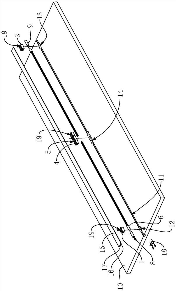 Straightening device, door plate and cabinet