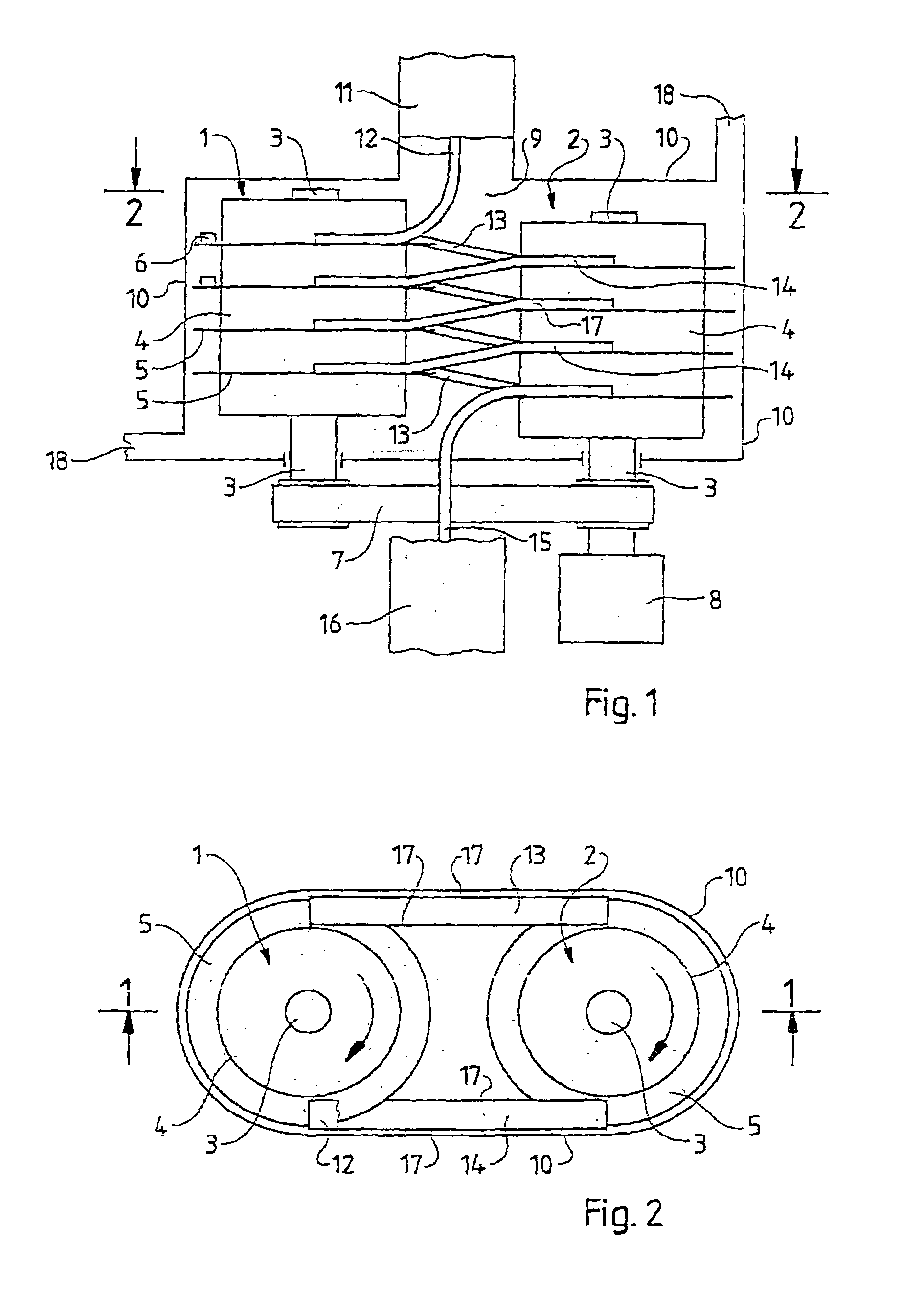 Beverage bottling plant and method for filling bottles including a treatment device for beverage container caps