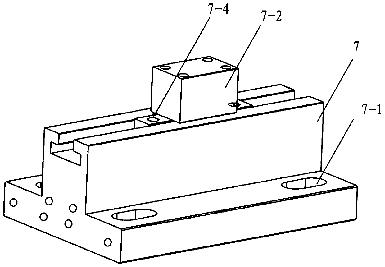 Electromagnetic pulse forming device and method for bimetallic composite pipe fitting